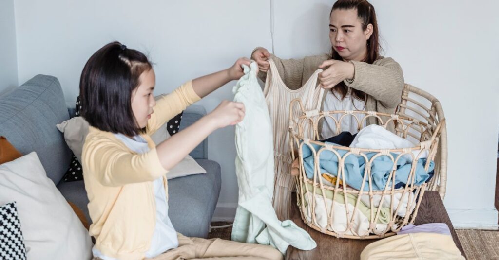 週末2時間で家事を効率よく行う計画を立てる様子。自由時間が増えて生活の質が向上するイメージ。