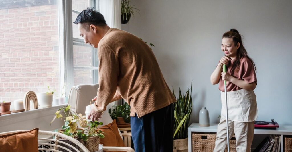 週末に家事を効率的に終わらせて快適な生活を送るイメージ