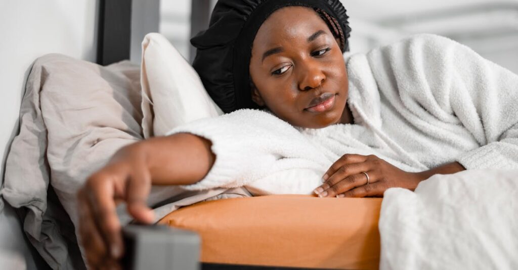 週末に2時間の仕込みをしている女性が、キッチンで食材を準備しながら笑顔で過ごしている様子