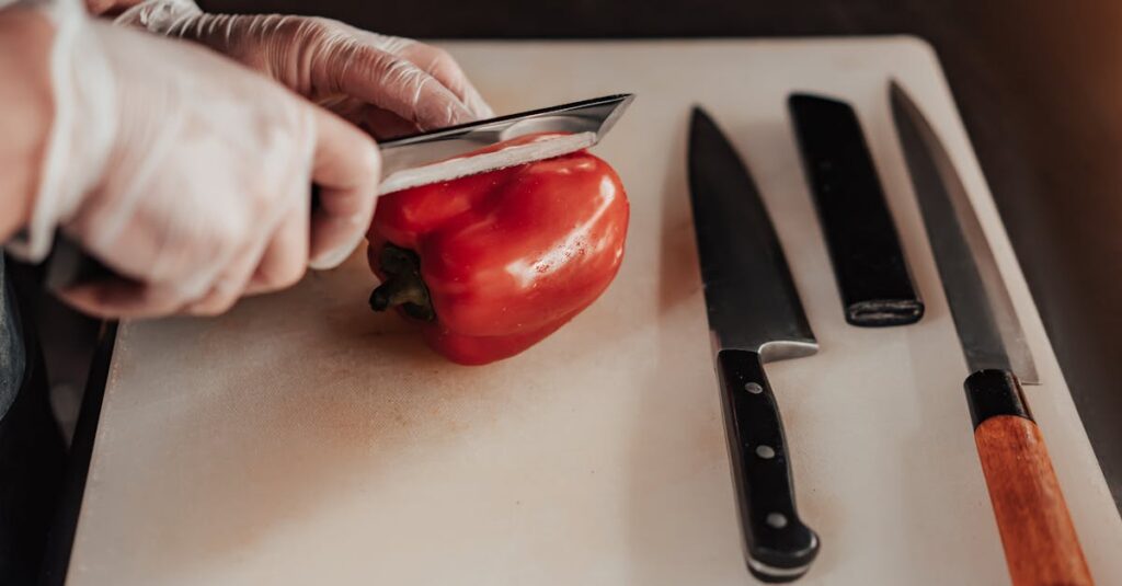 作り置きのために清潔なキッチンで保存容器に料理を丁寧に詰める様子