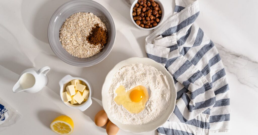 初心者が作り置き料理を段取り良く3品同時に調理している様子