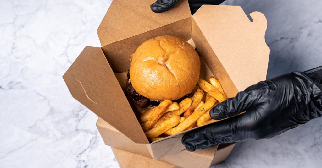 冷凍タイプの宅配食が自宅の冷凍庫に収納されているイメージ。健康的でバランスの取れた弁当パック。