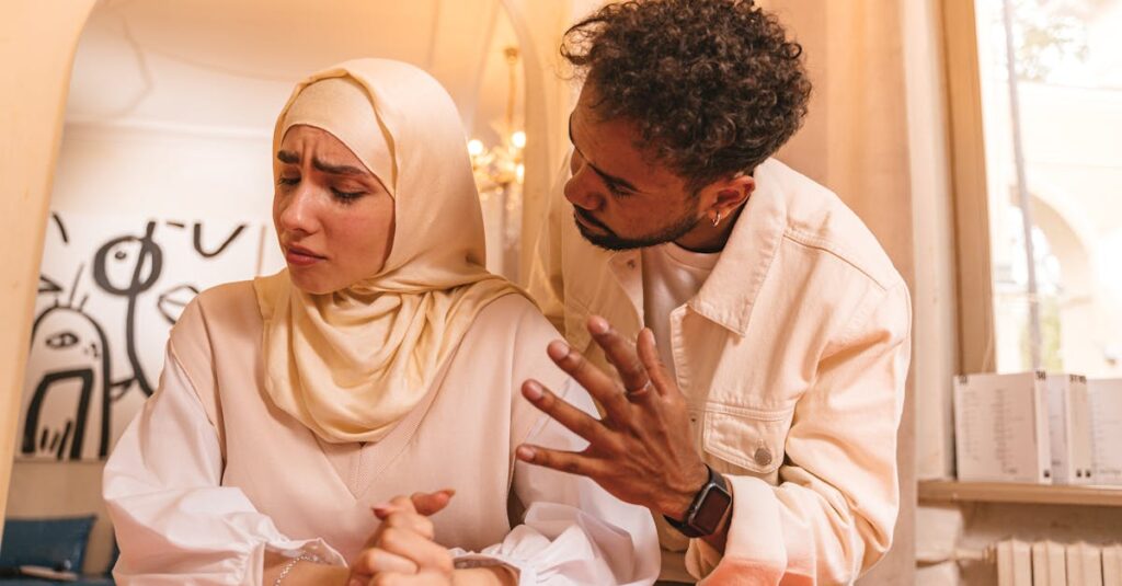 夫婦がリビングで性別役割や家事分担について冷静に話し合っているシーン。