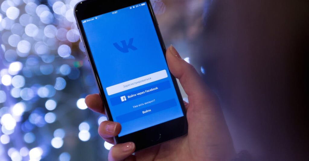 使いやすいネットスーパーアプリを操作して快適に買い物をする利用者の様子。