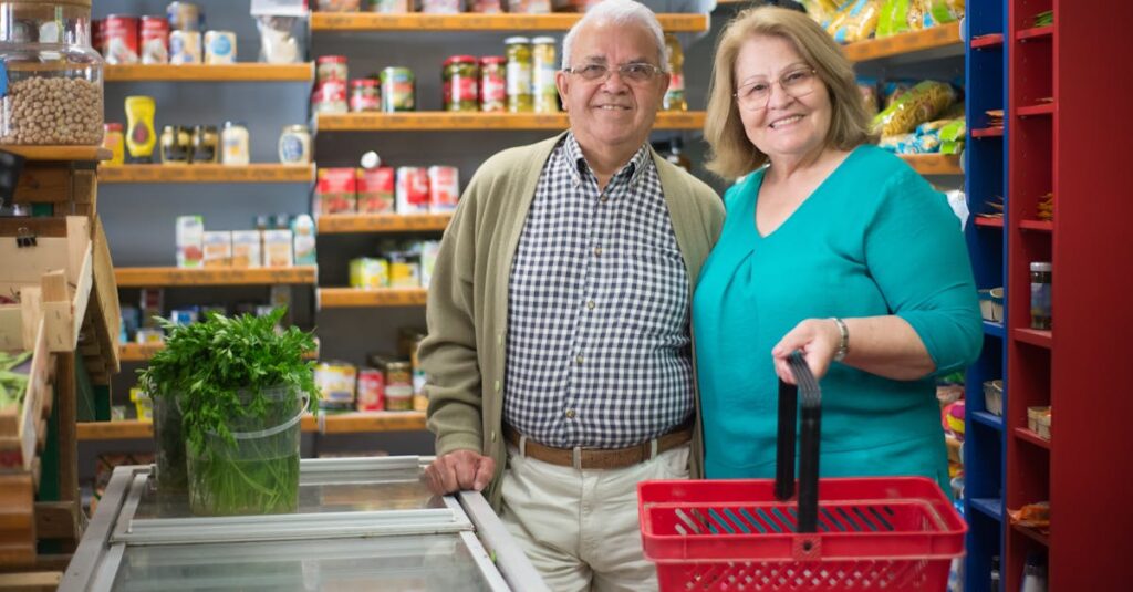 高齢者が使いやすいネットスーパーで安心して買い物している様子。