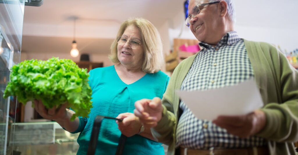 高齢者が使いやすいネットスーパーで安心して買い物している様子。
