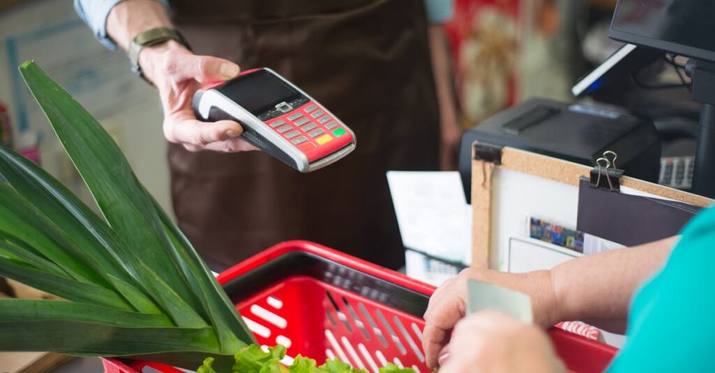 ネットスーパーでクーポンとポイントを併用してお得に買い物している様子