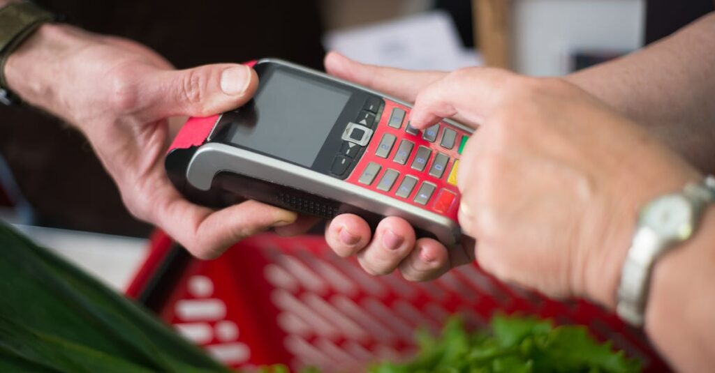 ネットスーパーを2社登録してスマホで比較しながら使い始めるイメージ。