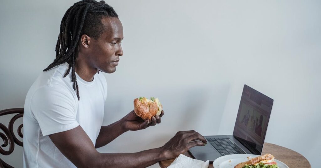 作り置き初心者向け、時短・効率アップのためにオーブンやレンジを活用して同時調理する様子