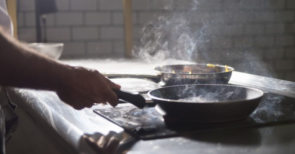 キッチン片付けの動線マップで効率的に調理と掃除を行う様子