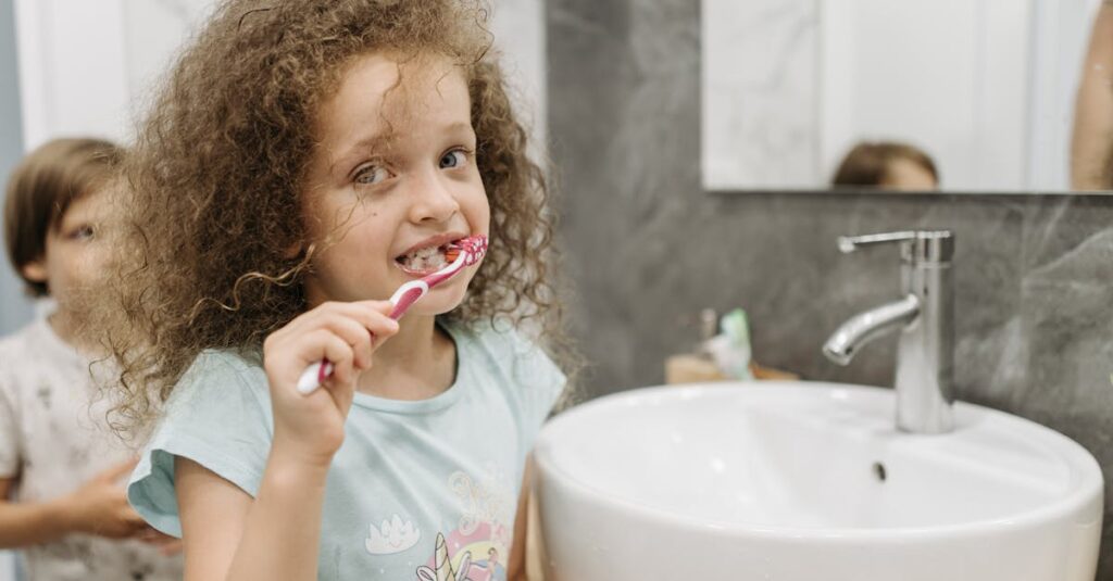 子どもの支度を手伝いながら朝の家事をこなす家庭の様子