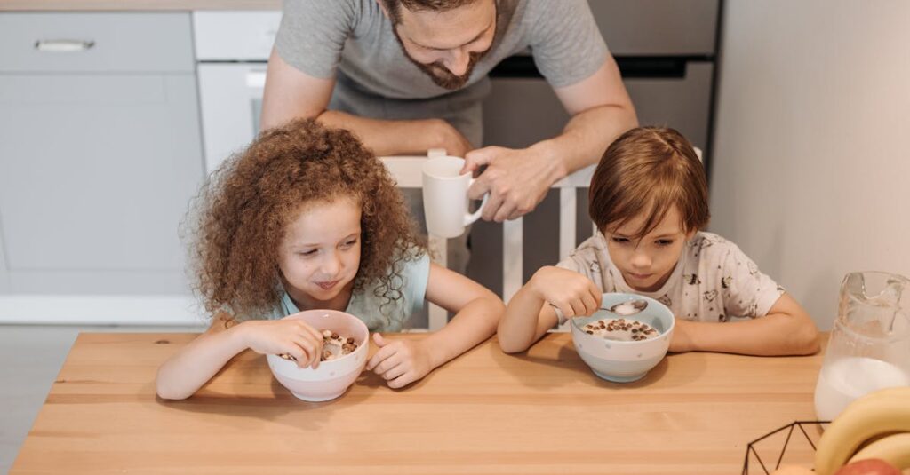 子どもの支度を手伝いながら朝の家事をこなす家庭の様子