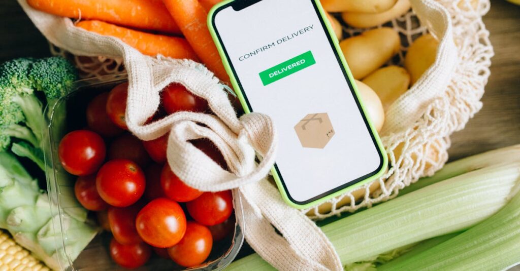 低価格で商品を提供するネットスーパーの画面を見て満足する主婦の様子。