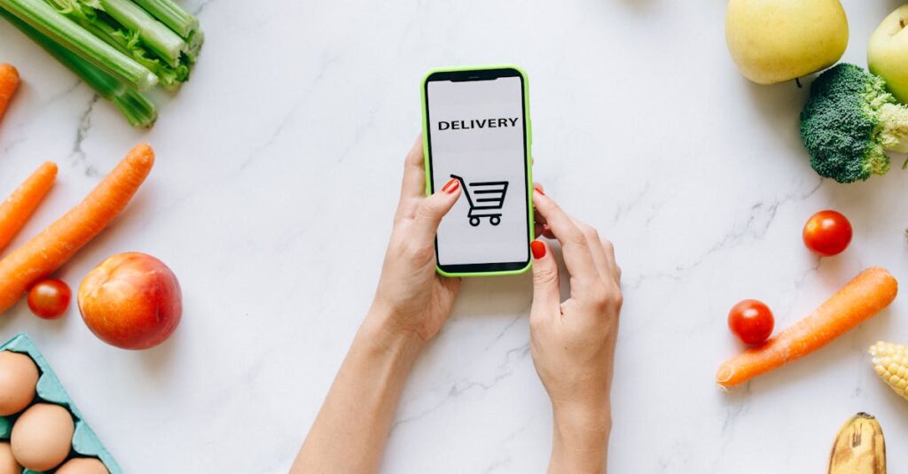 オーガニック食品や輸入品などを取り扱う高級ネットスーパーで買い物する女性の様子。