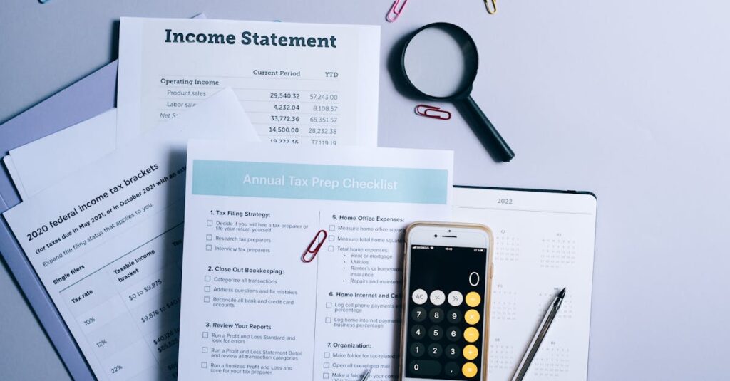 チェックリストを作りながら仕込み計画を立てている人物の手元が映っている様子