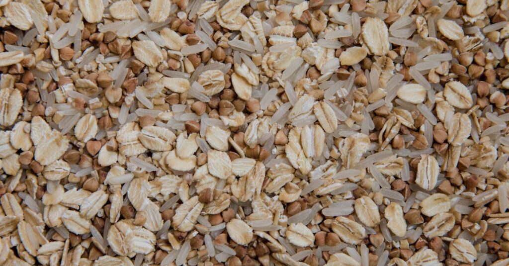 ネットスーパーで買った食材を小分けして冷凍保存している主婦の様子