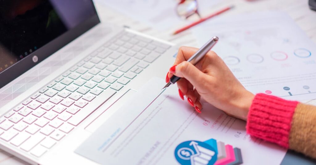 Googleスプレッドシートで管理された献立ローテーション表。週ごとに色分けされ、主菜・副菜・汁物が見える化されている。