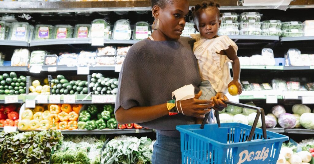 共働き・子育て世帯がネットスーパーを使って効率的に買い物している様子