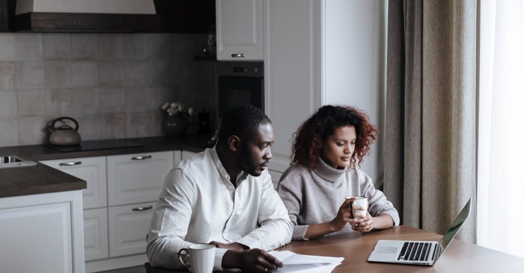 共働き家庭が短時間で家事を済ませて出勤準備を整えている様子