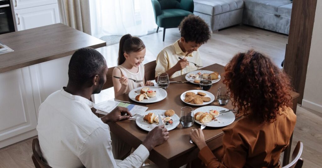 家族の予定に合わせた一週間の食事スケジュールを示すカレンダー風の表。曜日ごとの調理スタイルが書き込まれている。